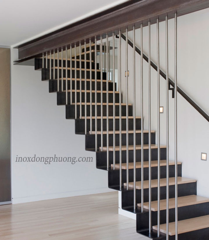 Thiết kế lan can cầu thang inox: Thiết kế lan can cầu thang inox đã trở thành xu hướng trong thiết kế nội thất. Chúng đẹp, sang trọng và dễ dàng thi công. Hãy xem hình ảnh để tìm kiếm thiết kế lan can cầu thang inox phù hợp với ngôi nhà của bạn.